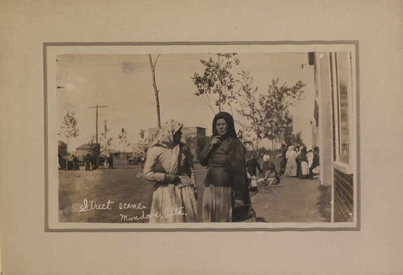 File:Street scene, Mundare, Alberta (HS85-10-23667).jpg