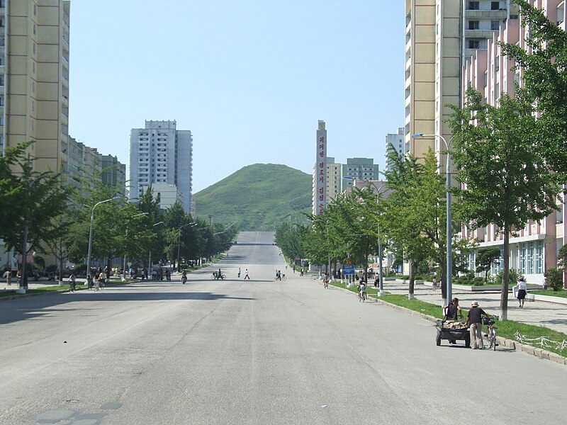 File:Streets in Kaesong 10.JPG