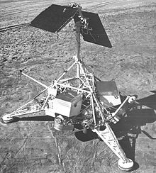 Photo noir et blanc de la maquette de la sonde lunaire Surveyor 1