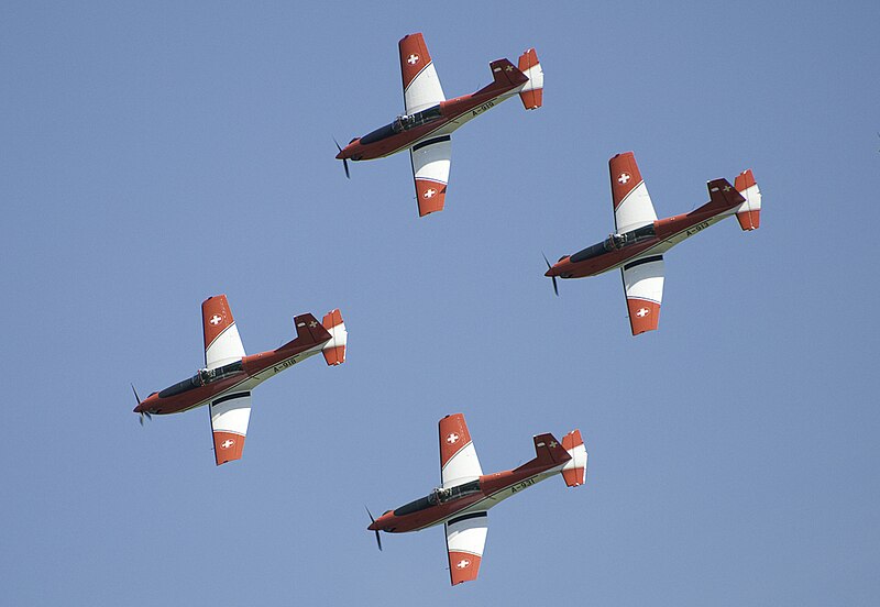 File:Swiss Aerobatics Team Pilatus PC-7 four plane formation 2010-06-26.jpg