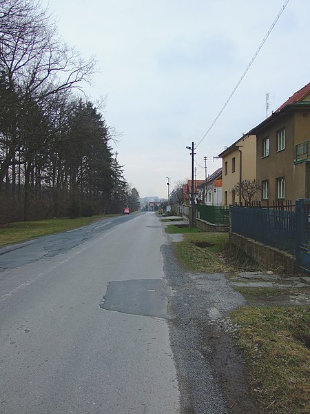 File:Třebotov, hlavní ulice.JPG