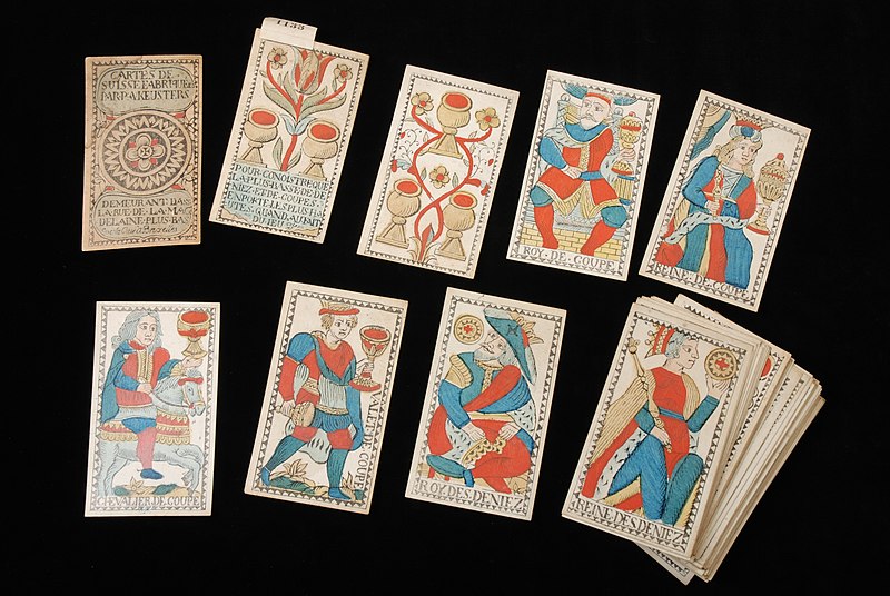 File:Tarot-kaartspel met blauwe decoratie op achterkant, objectnr 32274.JPG