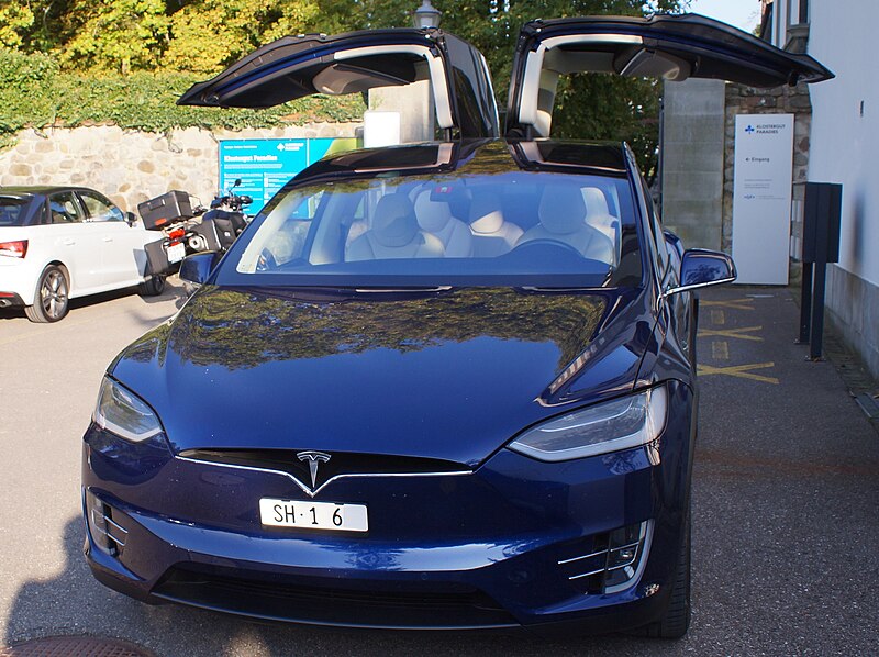 File:Tesla Model X, falcon wings.jpg