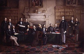 Peinture d'un groupe d'hommes en costume autour d'une table avec des bibliothèques et une imposante cheminée en marbre à l'arrière-plan.