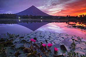 Mayon Volcano, The Majesty. Taken at Sumlang Lake in Camalig, Albay in Bicol Region. Photograph: Seanaleta (CC BY-SA 4.0)