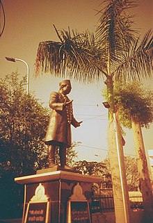 The statue of Devi Lal Samar at the entrance of Bharatiya Lok Kala Mandal (Indian Public Society for Arts) in Udaipur City, Rajasthan State, India.jpg