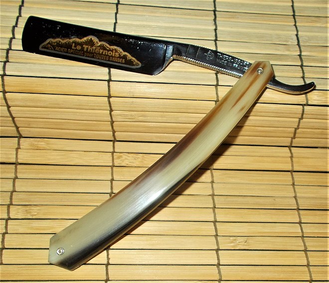 Thiers Issard Le Thiernois Sheffield silver steel, mirror-finished, singing, 5/8 inch blade, fully hollow ground, round-nose razor with decorated 24k gold-inlaid blade, fluted shank, double stabiliser, and double-pin, blonde horn scales