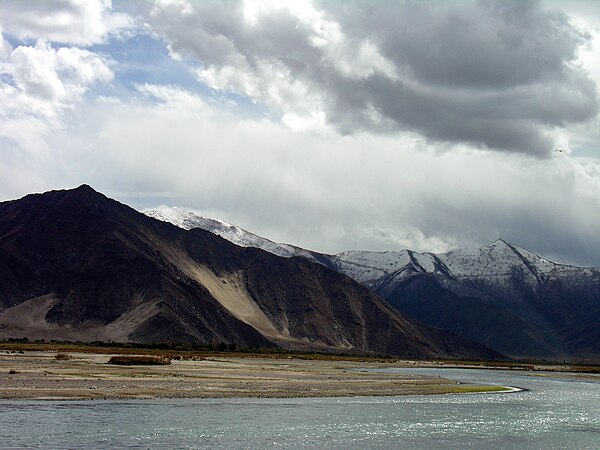 Lhasa River to the south of Lhasa