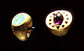 틸리아 테페의 반지; 왼쪽은 아테나를 나타낸다. 무덤 II.