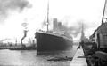 El Titanic siendo apartado del atracadero n.º 44 del puerto de Southampton, con la ayuda de seis remolcadores.