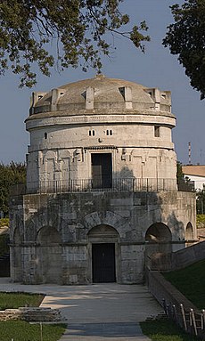 Tomb of Theodoric the Great Ravenna (cropped).jpg