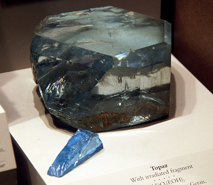 File:Topaz with irradiated fragment - Smithsonian Museum of Natural History - 2012-05-17.jpg