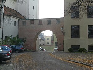 Augsburger Stadtmauer - Eingearbeiteter Torbogen.jpg