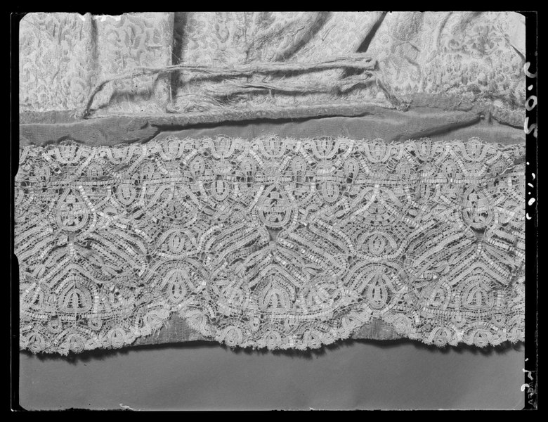 File:Tröja av silver- och guldbrokad som tillhört Karl X Gustav (1622-1660) - Livrustkammaren - 28232.tif