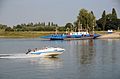Vodni promet na Spodnjem Renu pri Huissenu (trajekt in motorni čoln)