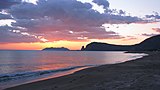 La spiaggia della Esso con il promontorio del Tempio di Giove Anxur (a Terracina) sullo sfondo