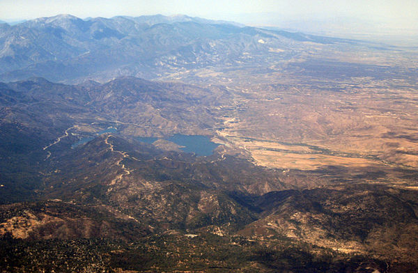 View west of the eastern portion of the San Bernardino and San Gabriel Mountains, with the Mojave Desert on the right and Silverwood Lake near the bou