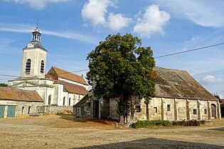 Tremblay-en-France (93), ancienne ferme seigneuriale, grange aux dîmes, vue générale depuis le sud-ouest avec l'église.jpg