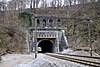 Де тоталитет от twee ingangen van de spoortunnel op de NMBS-lijn 6 tussen de station Chaudfontaine en La Brouck en het ansambl van de tunnel en de omliggende gronden.