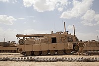 車体左前方に2本のIED作動妨害アンテナを装備した海兵隊のM88A2。2013年、アフガニスタン。キューポラはM1A1タイプ。