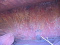 Zeichnungen aus der Steinzeit in einer Höhle des Uluru. Schon vor 40.000 Jahren lebten Menschen am Berg.