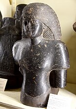 Gornji del kipa uradnika faraona Amenhotepa III. iz Bubastisa, Petriejev muzej egipčanske arheologije, London