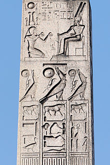 Hieroglyphen in Stein gemeißelt