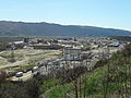 Avec l’énorme poste électrique en premier plan. Photo prise de la zone artisanale des Blaches Gombert, de Saint-Auban. Au fond, les pénitents des Mées Elle fabrique actuellement du PVC.