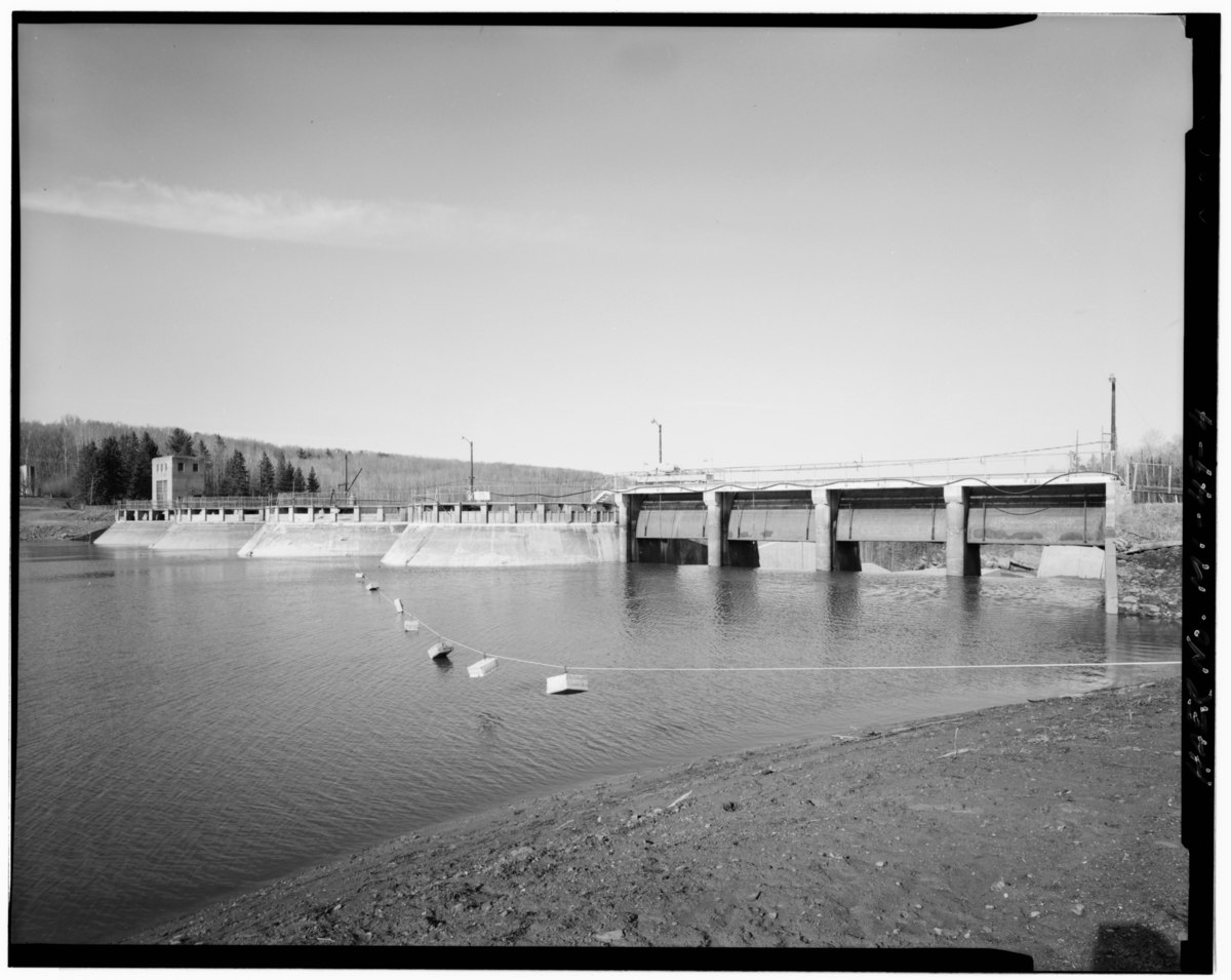 File:VIEW NORTHERLY ALONG DAM CREST, RESERVOIR LEVEL ...