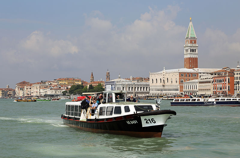 File:Venezia Motoscafo 216 R01.jpg