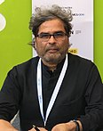 Vishal Bhardwaj melihat kamera