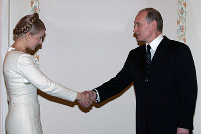 2008年、ウクライナの首相ユーリヤ・ティモシェンコ（左）と