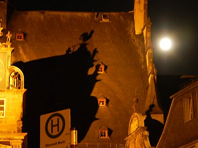 full moon behind a roof with shaddow of a clock rooster, de: Vollmond und Schatten bei Nacht, Lune e ombre de Coq