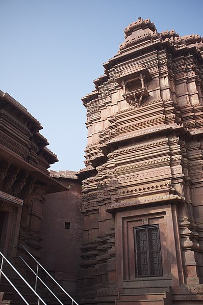 File:Vrindavan, India (21162871836).jpg