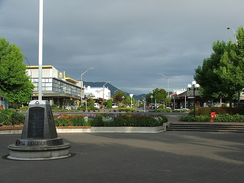 File:War memorial and Horomatangi Street, Taupo.jpg