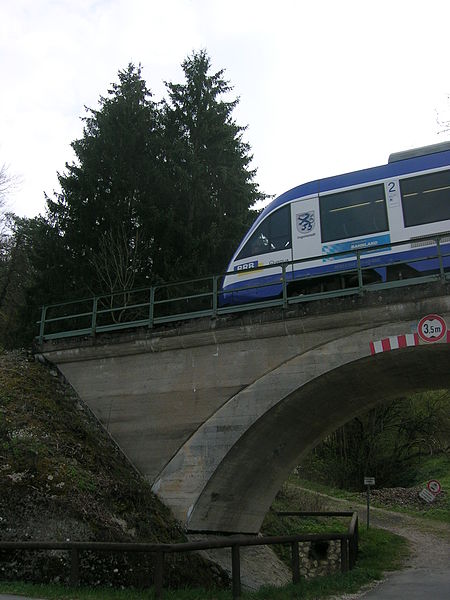 File:Wasserzell Eisenbahnbrücke (4).jpg