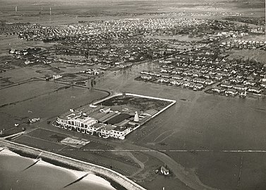 Canvey Island dan ddŵr yn ystod llifogydd 1953