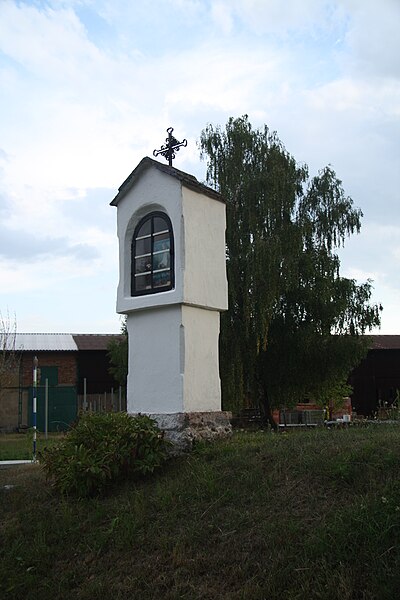 Soubor:Wayside shrines near Horní Rápotice, Pelhřimov District.jpg