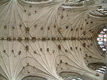 Deze weergave toont een gewelfd plafond van grote complexiteit met veel kleine onderling verbonden ribben.  Er zijn gebeeldhouwde en vergulde stenen bazen waar de ribben elkaar ontmoeten.