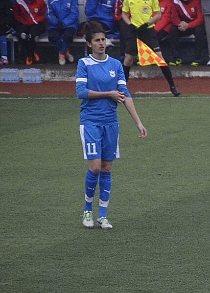 Yağmur Uraz playing for Konak Belediyespor in the 2013–14 season.