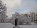 Бюст Николая Васильевича Рудановского в сквере рядом с кинотеатром "Комсомолец" в Южно-Сахалинске