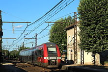 Ein Triebwagen Z 27500 fährt am Bahnhof vorbei.