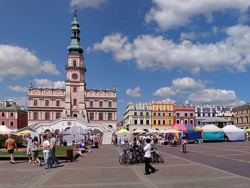 File:Zamosc Town Hall 01.jpg