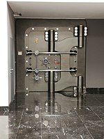 Detail vnějšího uspořádání trezorových dveří Tresoria v podzemních prostorách České národní banky