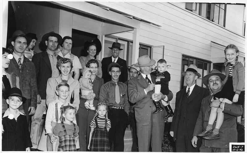 File:"4,000 Unit Housing Project Progress Photographs March 6,1943 to August 11, 1943, group picture of families together... - NARA - 296757.tiff