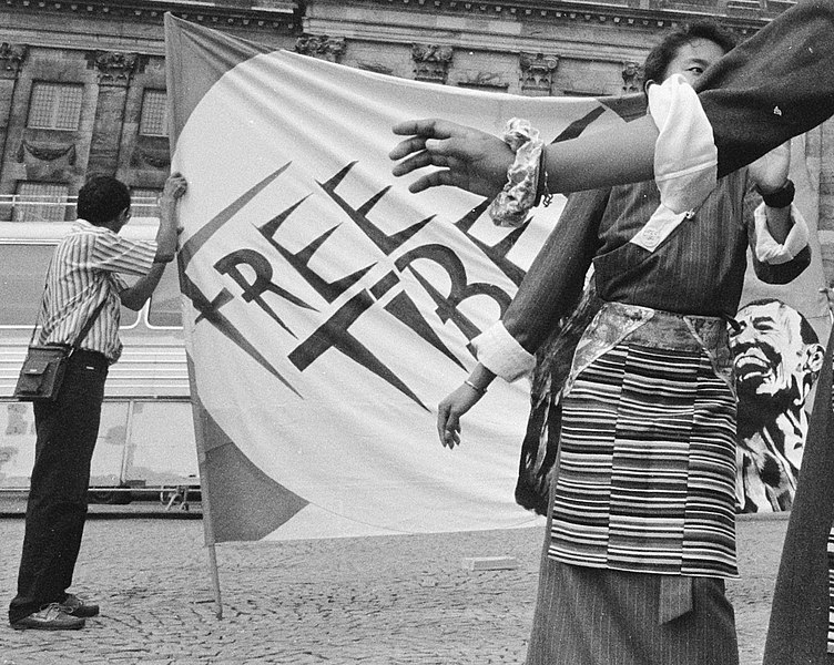 File:"FREE TIBET" flag with Tibetan women protesting the occupation of Tibet in Dam Square, Amsterdam on 26 July 1989, from- Protest op de Dam in Amsterdam van Tibetanen tegen de Chinese bezetting van Tibe, Bestanddeelnr 934-4865 (cropped).jpg