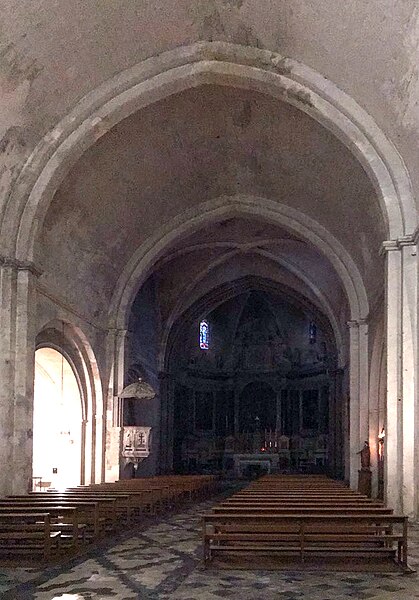 File:Église Notre-Dame-de-Beaulieu de Cucuron, à l'intérieur 2.jpg