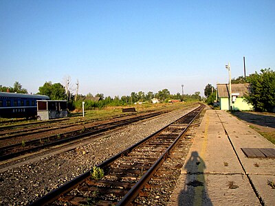 Железнодорожные пути и платформа станции