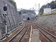 正面のトンネルは公園都市線、左へカーブする線路が三田線
