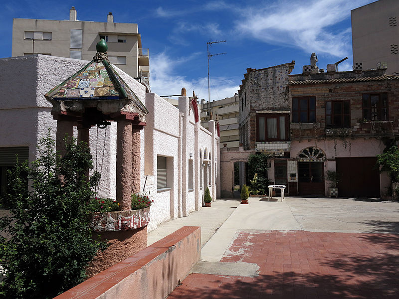 File:008 El Parquet (Vilafranca del Penedès), av. Lluís Companys.JPG